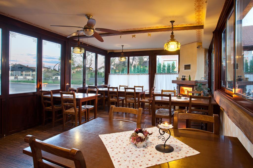 Hotel Samarin Crnomelj ภายนอก รูปภาพ